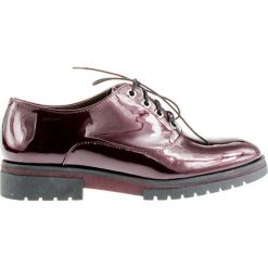 Eleganckie półbuty (38). Czerwone półbuty damskie Estetino, bez wzorów, z lakierowanej skóry, eleganckie, bez obcasa, bez zapięcia. Za 269,00 zł.
