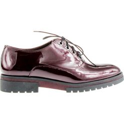 Eleganckie półbuty (38). Czerwone półbuty damskie Łukasz, bez wzorów, z lakierowanej skóry, eleganckie, bez obcasa, bez zapięcia. Za 251,30 zł.