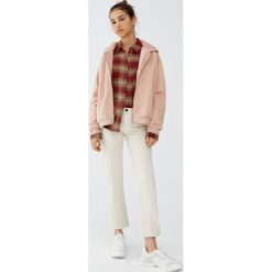 Bluza ze sztucznym futerkiem i kapturem. Szare bluzy damskie marki Pull&Bear. Za 99,90 zł.
