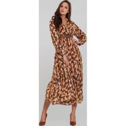 Camelowa Sukienka Bancroft. Brązowe sukienki damskie Renee, s, bez wzorów, klasyczne, z klasycznym kołnierzykiem, bez rękawów, maxi, kopertowe. Za 139,99 zł.