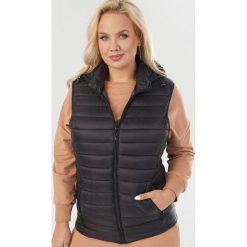 Czarna Kamizelka Risvyn. Czarne kamizelki damskie Born2be, xl, bez wzorów, bez kaptura. Za 139,99 zł.