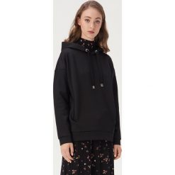Gładka bluza z kieszeniami - Czarny. Czarne bluzy damskie Sinsay, s, bez wzorów, bez rękawów, bez kaptura. W wyprzedaży za 49,99 zł.