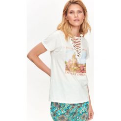 T-SHIRT KRÓTKI RĘKAW DAMSKI, Z DEKOLTEM W SEREK, Z WIĄZANIEM, Z NADRUKIEM. Białe t-shirty damskie marki Top Secret, z nadrukiem, z bawełny, z dekoltem w serek. W wyprzedaży za 19,99 zł.