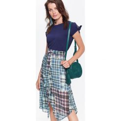 Spódnica długa damska, w kratę, asymetryczna, na wakacje. Niebieskie spódniczki damskie Top Secret, na zimę, w kratkę, z tkaniny, eleganckie, długie, maxi, asymetryczne. W wyprzedaży za 59,99 zł.