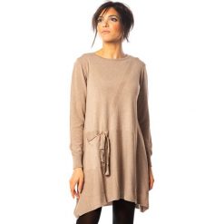 Sukienka "Segal" w kolorze szarobrązowym. Szare sukienki damskie Cosy Winter, s, bez wzorów, z kaszmiru, z okrągłym kołnierzem, bez rękawów, mini. W wyprzedaży za 179,95 zł.
