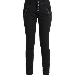 Cream BAILEY CARGE FIT Spodnie materiałowe pitch black. Czarne spodnie damskie marki Cream, bez wzorów, z elastanu. Za 419,00 zł.