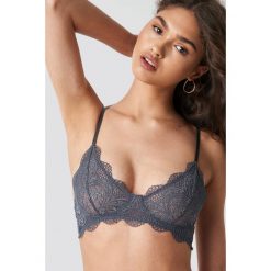 NA-KD Lingerie Biustonosz z ozdobną koronką - Grey. Szare biustonosze bezszwowe marki NA-KD Lingerie, z haftami, z koronki. Za 72,95 zł.
