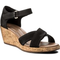 Sandały CLARKS - Un Plaza Cross 261336594 Black Nubuck. Czarne klapki damskie marki Clarks, bez wzorów, ze skóry, bez obcasa, na obcasie. W wyprzedaży za 259,00 zł.