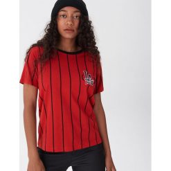 T-shirt z aplikacją - Czerwony. Czerwone t-shirty damskie House, s, z aplikacjami, bez kołnierzyka. Za 39,99 zł.