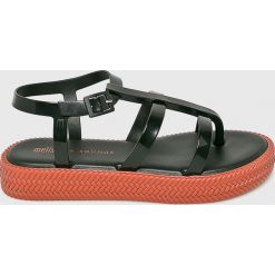 Melissa - Sandały Caribe Verao. Czarne klapki damskie Melissa, bez wzorów, z materiału, bez obcasa, na obcasie. W wyprzedaży za 219,90 zł.