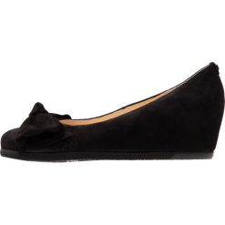 Högl Czółenka na koturnie black. Czarne buty ślubne damskie HÖGL, z materiału, na koturnie. Za 649,00 zł.