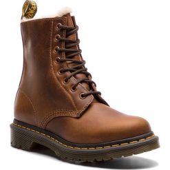 Glany DR. MARTENS - 1460 Serena 23912243 Butterscotch. Brązowe buty zimowe damskie marki Dr. Martens, ze skóry. W wyprzedaży za 519,00 zł.