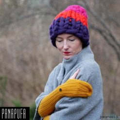 Kolorowa, ciepła czapka Beanie w grubym splocie. Szare czapki damskie marki Pakamera, w kolorowe wzory, z materiału. Za 160,00 zł.