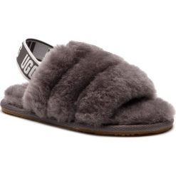 Kapcie UGG - T Fluff Yeah Slide 1098579T T/Chrc. Szare sandały dziewczęce Ugg, ze skóry, bez zapięcia. W wyprzedaży za 249,00 zł.