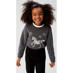 Mango Kids - Sweter dziecięcy Night 110-164 cm. Szare swetry dziewczęce z aplikacjami, z elastanu, z okrągłym kołnierzem, krótkie. Za 99,90 zł.