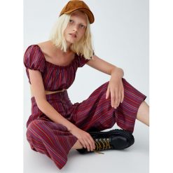 Krótki top w bordowe paski. Czerwone topy damskie Pull&Bear, w paski, bez kołnierzyka, z krótkim rękawem. Za 48,90 zł.