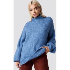 NA-KD Trend Sweter z golfem z domieszką wełny - Blue. Niebieskie swetry damskie marki NA-KD Trend, bez wzorów, z wełny, bez rękawów, bez kaptura. Za 242,95 zł.