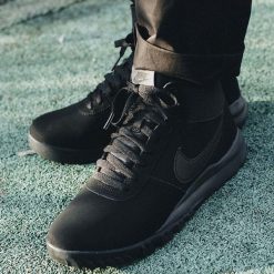 Buty Nike Hoodland Suede (654888-090). Czarne buty sportowe męskie Nike, na jesień, ze skóry, bez zapięcia, outdoorowe. Za 379,99 zł.