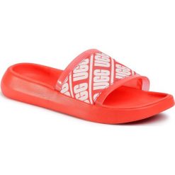 Klapki UGG - W Ruette Slide 1111072 Pcrl. Czerwone klapki damskie Ugg, bez wzorów, z tworzywa sztucznego, bez obcasa. W wyprzedaży za 179,00 zł.