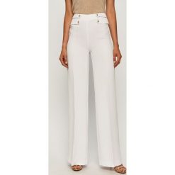 Marciano Guess - Spodnie. Czarne spodnie damskie MARCIANO GUESS, z aplikacjami, z poliesteru, z podwyższonym stanem. W wyprzedaży za 539,90 zł.