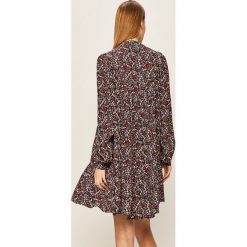 Answear - Sukienka. Sukienki damskie ANSWEAR, na co dzień, s, bez wzorów, z poliesteru, casualowe, ze stójką, z długim rękawem, długie, mini, rozkloszowane. W wyprzedaży za 99,90 zł.