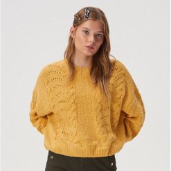 Szenilowy sweter z ozdobnym splotem - Żółty. Żółte swetry damskie Sinsay, s, bez wzorów, ze splotem, bez rękawów, bez kaptura. Za 59,99 zł.