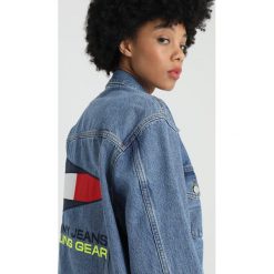 Tommy Jeans LOGO Kurtka jeansowa blue denim. Niebieskie żakiety damskie Tommy Jeans, s, bez wzorów, z bawełny. Za 899,00 zł.