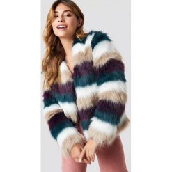 Linn Ahlborg x NA-KD Kurtka Striped Faux Fur - White,Red,Green,Beige,Multicolor. Białe kurtki damskie marki Linn Ahlborg x NA-KD, w paski, z futra. Za 485,95 zł.