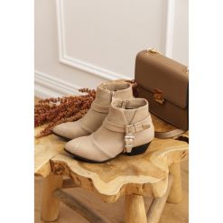 Beżowe Botki Weavers. Brązowe botki damskie Renee, glamour, za kostkę, na niskim obcasie, na płaskiej podeszwie, z paskami. Za 119,99 zł.