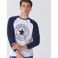 Koszulka longsleeve z nadrukiem - Biały. Białe koszulki męskie House, s, z nadrukiem, bez kołnierzyka, bez rękawów. W wyprzedaży za 29,99 zł.