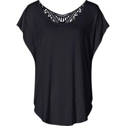 Shirt z szydełkową wstawką bonprix czarny. Czarne koszulki damskie bonprix, w koronkowe wzory, z koronki, bez kołnierzyka. Za 79,99 zł.