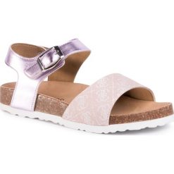 Sandały GUESS - Scarlet FJ6SCA FAL03 RSE. Różowe klapki damskie Guess, z aplikacjami, ze skóry ekologicznej, bez obcasa. W wyprzedaży za 169,00 zł.