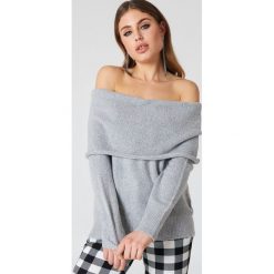 Swetry klasyczne damskie: NA-KD Trend Szeroki sweter z odkrytymi ramionami – Grey