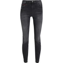 Tommy Jeans HIGH RISE SKINNY SANTANA Jeans Skinny Fit dynamic polk black stretch. Czarne jeansy damskie marki Tommy Jeans, z bawełny. W wyprzedaży za 411,75 zł.