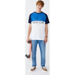 Koszulka z rękawem raglanowym i panelem „New York”. Niebieskie koszulki męskie Pull&Bear, m, bez wzorów, bez kołnierzyka, z krótkim rękawem, krótkie. Za 41,90 zł.