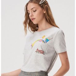 T-shirt Pora na przygodę - Jasny szary. Szare t-shirty damskie Sinsay, xl, bez wzorów, bez kołnierzyka. Za 24,99 zł.