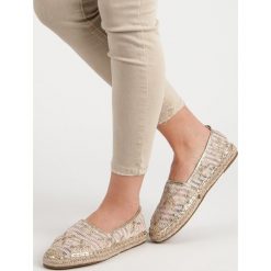 KORONKOWE ESPADRYLE W KWIATY. Różowe baleriny damskie LUCKY SHOES, w kwiaty, z koronki, bez obcasa. Za 39,90 zł.