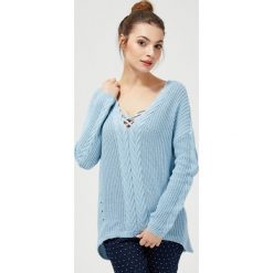 Sweter z ozdobnym dekoltem. Niebieskie swetry damskie Moodo, l, bez wzorów, z bawełny, z długim rękawem, długie, bez kaptura. Za 89,99 zł.