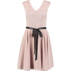 Swing Sukienka koktajlowa taupe. Szare sukienki koktajlowe marki Swing, z materiału. W wyprzedaży za 345,95 zł.