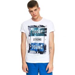 T-shirt z nadrukiem. Białe t-shirty męskie Top Secret, na zimę, xxl, z nadrukiem, z bawełny, bez kołnierzyka. W wyprzedaży za 14,99 zł.