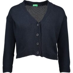 Kardigan w kolorze granatowym. Niebieskie kardigany damskie Benetton, xs, bez wzorów, z bawełny, bez rękawów, bez kaptura. W wyprzedaży za 76,95 zł.