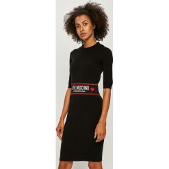 Love Moschino - Sukienka. Czarne sukienki damskie Love Moschino, na co dzień, s, z aplikacjami, z poliesteru, casualowe, z okrągłym kołnierzem, z krótkim rękawem, krótkie, mini, proste. Za 1519,00 zł.