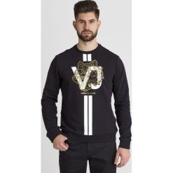 BLUZA VERSACE JEANS. Czarne bluzy męskie Versace Jeans, s, z nadrukiem, z bawełny, z okrągłym kołnierzem, bez rękawów, bez kaptura. Za 503,30 zł.