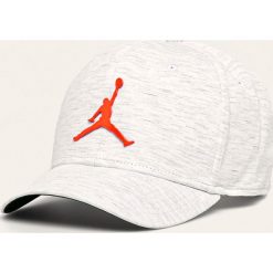 Jordan - Czapka. Pomarańczowe czapki damskie Jordan, bez wzorów, z elastanu. W wyprzedaży za 99,90 zł.