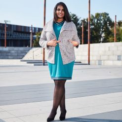 Kardigan Klaudia zapinany na guzik, duże rozmiary. Szare swetry damskie Moda Size Plus Iwanek, na wiosnę, bez wzorów, z wełny, eleganckie, bez rękawów, bez kaptura. Za 169,00 zł.