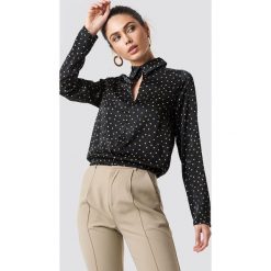 NA-KD Top w kropki z rozcięciem - Black. Czarne topy damskie NA-KD, bez wzorów, z tkaniny, bez kołnierzyka. W wyprzedaży za 48,57 zł.
