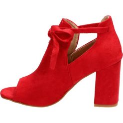 Czerwone sandały damskie, buty VINCEZA 1751. Czerwone sandały damskie Vinceza, bez wzorów, klasyczne, na wysokim obcasie, na obcasie, bez zapięcia. W wyprzedaży za 129,00 zł.