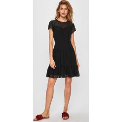 Calvin Klein Jeans - Sukienka. Czarne sukienki damskie Calvin Klein Jeans, na co dzień, s, bez wzorów, z poliesteru, casualowe, z okrągłym kołnierzem, z krótkim rękawem, krótkie, mini, rozkloszowane. W wyprzedaży za 399,90 zł.