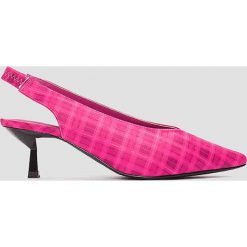 NA-KD Shoes Czółenka na niskim obcasie Plunge - Pink. Różowe buty ślubne damskie NA-KD Shoes, na niskim obcasie. W wyprzedaży za 48,59 zł.