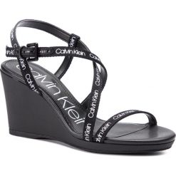 Sandały CALVIN KLEIN - Bellemine E1932 Black. Czarne klapki damskie Calvin Klein, bez wzorów, ze skóry ekologicznej, bez obcasa, na obcasie. Za 539,00 zł.